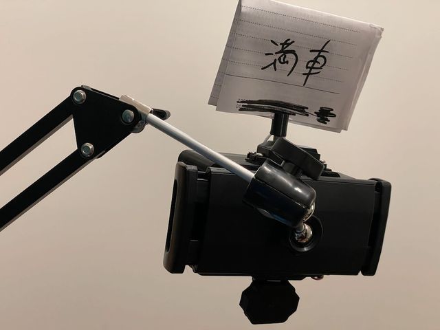 スマートフォン用モニタアームに取り付けたSpresense用ケース