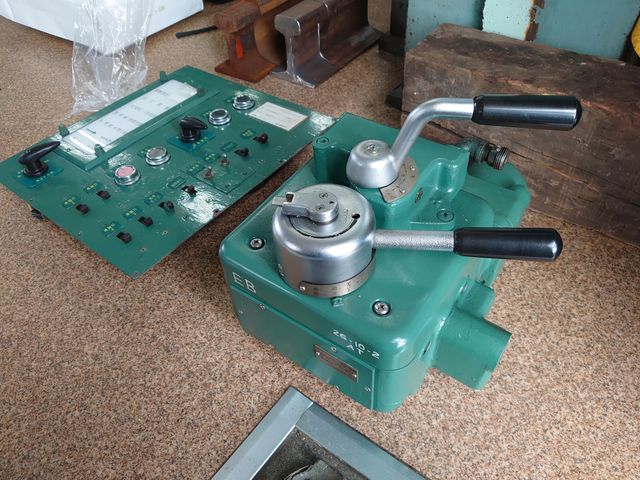 (左)同時落札した制御盤  (右)ブレーキ装置