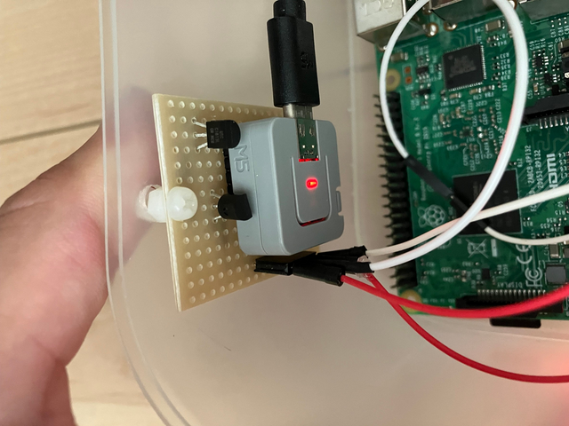 トランジスタとM5AtomLite(配線は裏側)