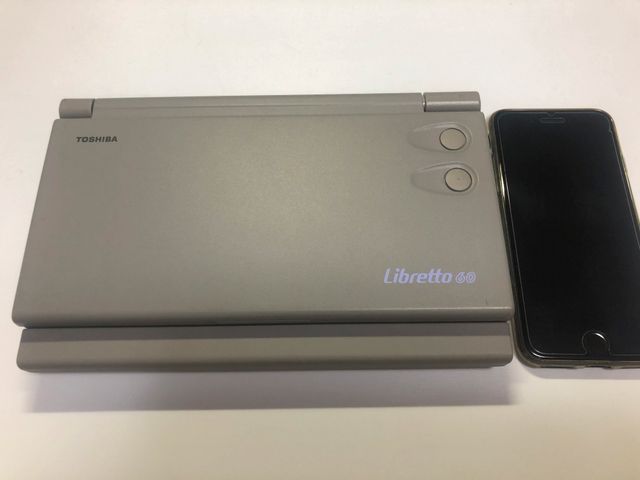Libretto 60とiPhone7の大きさを比較