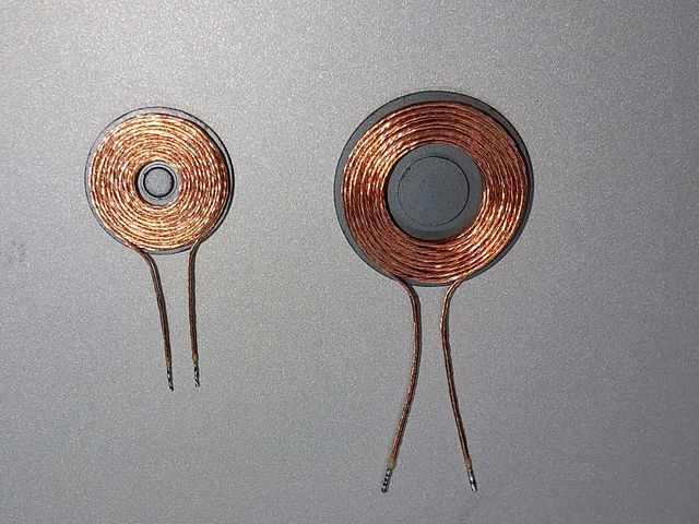 左：受信コイル　右：送信コイル