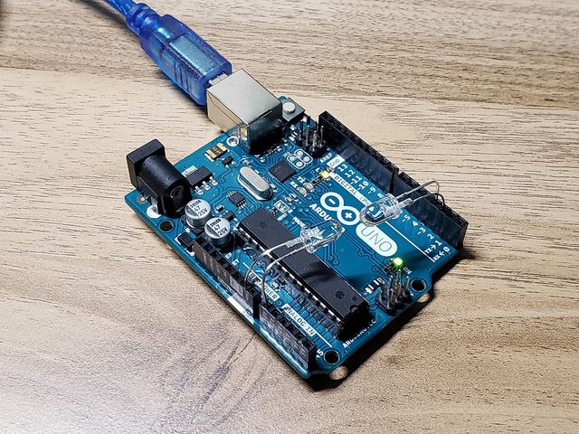 LEDを2つ付けたArduino