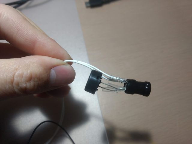 ④左側は圧電ブザー右側はトランス？