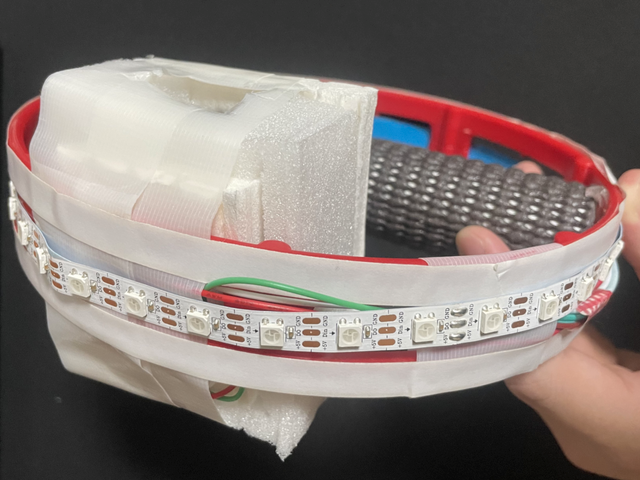 タンバリンの外周に両面テープを貼り付けた図