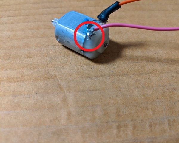 DCモーターにワイヤーをハンダ付け