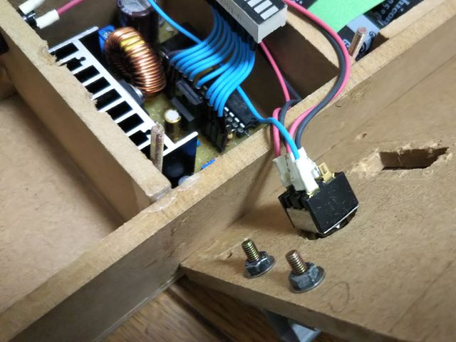 充電・発射切り替えスイッチ