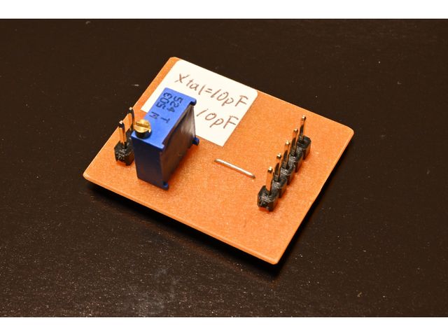 負性抵抗測定基板の表面にはピンヘッダと可変抵抗が見える