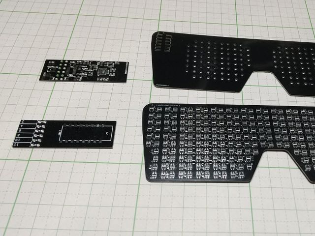 左：こめかみ部分の基板、右：グラス部分の基板