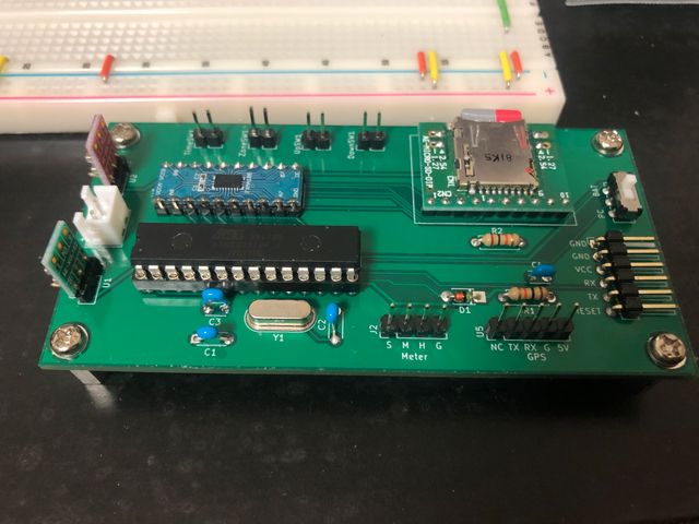 基盤に部品を実装した写真