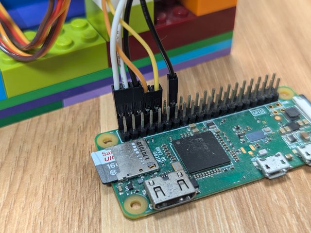 Raspberry Pi Zero 2 Wへの配線 (5V:白, GND:黒, オレンジ:GPIO14, 黄色:GPIO15)