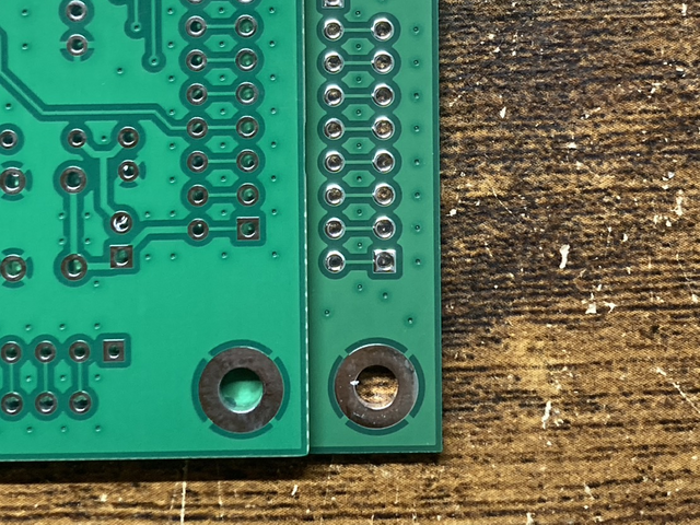 基板端の比較 (左：JLCPCB, 右：PCBgogo)