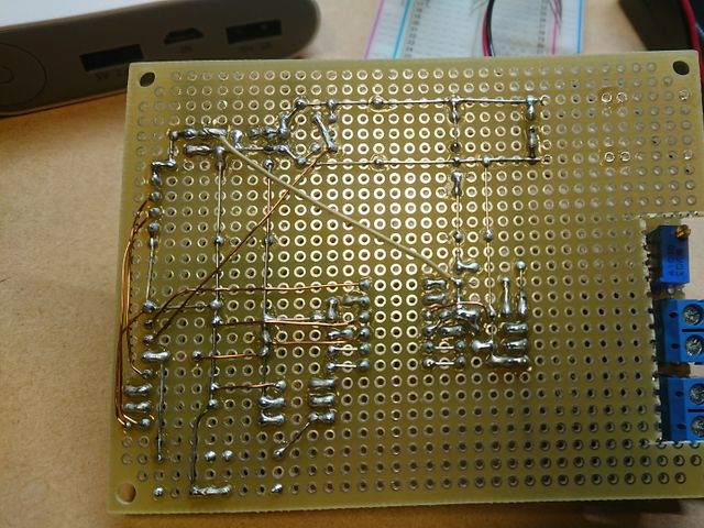 取って付けたような裏配線が2本くらいある