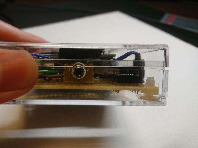 上部にサーモパイル、一応穴を開けている