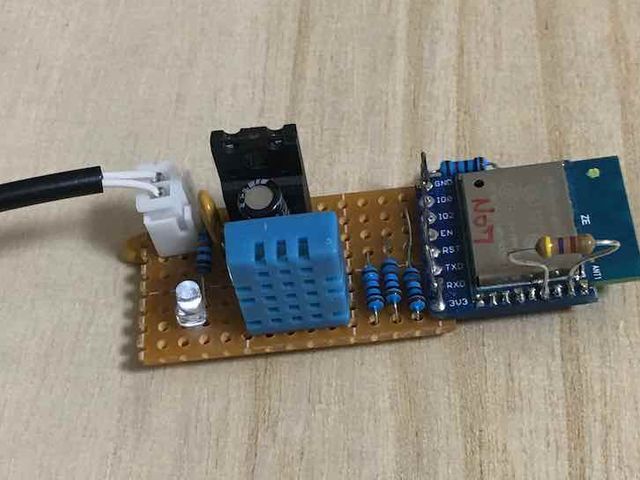 LEDは10kΩ抵抗と直列接続してます。