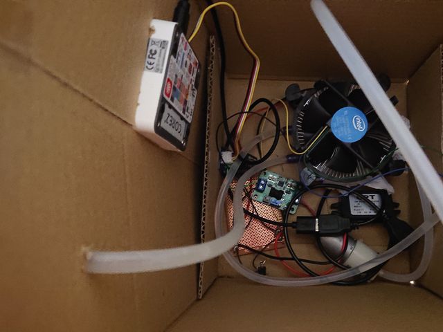 段ボール筐体の中