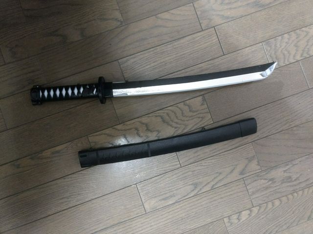 ①黒と銀のマスキングタープを刀身に貼付け