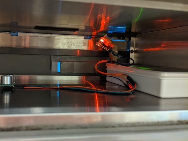 ポストの中の設置の様子