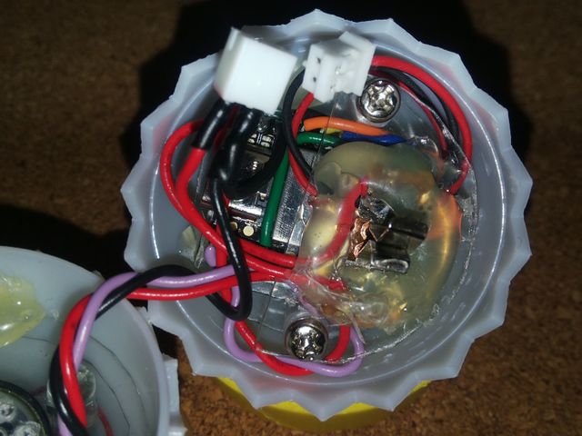 スイッチ部の土台はホットボンドでしっかり固定