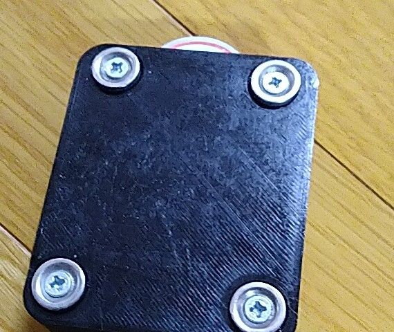 ネオジ磁石をワッシャ代わりにして筐体を締結している