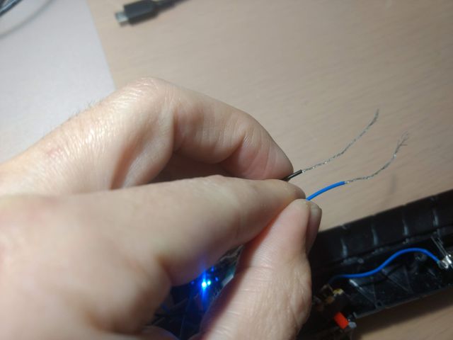 ⑥皮膚抵抗を検知する為のリード線