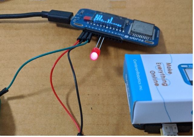 測距センサーとの距離が近いとLEDは暗い