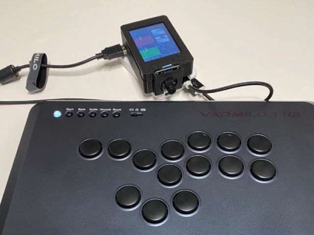 一般的なゲーム用コントローラを接続し、単体で動作するコマンド練習デバイス