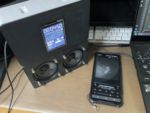 Bluetooth経由で音楽を再生する様子（再生中のタイトル名なども同期しています）