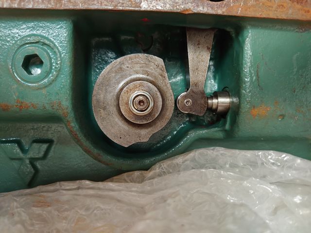 ブレーキレバーと同じ軸で直結したカム