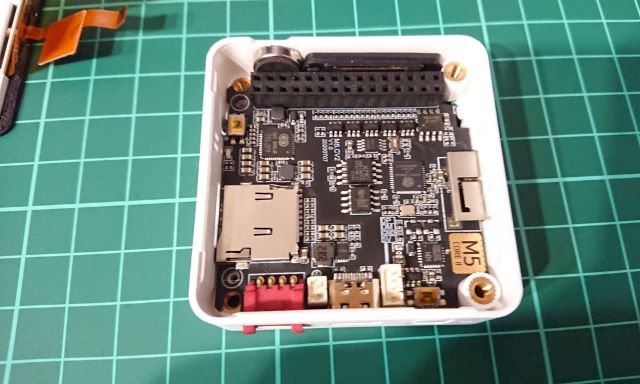 筐体奥側の左が振動モーター、右の黒いのがスピーカー