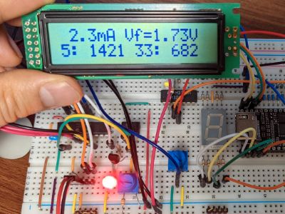 赤色LEDの電流値を計っている様子