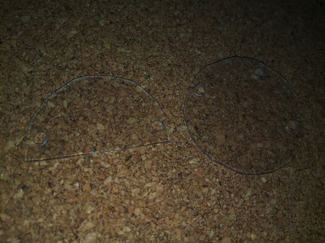 固定用のプラ板を加工