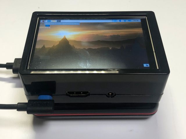 バッテリーの上にRaspberry Piがちょうど乗るサイズ