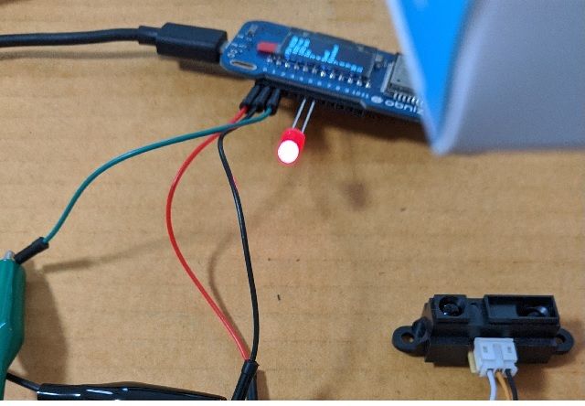 測距センサーとの距離が遠いとLEDが明るい