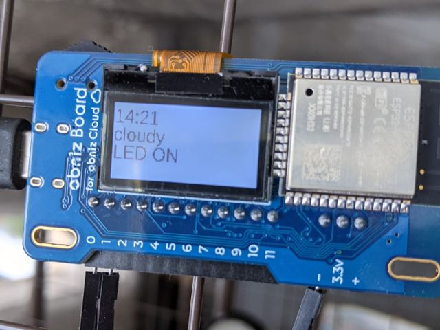 天気が曇りの場合のLCD画面