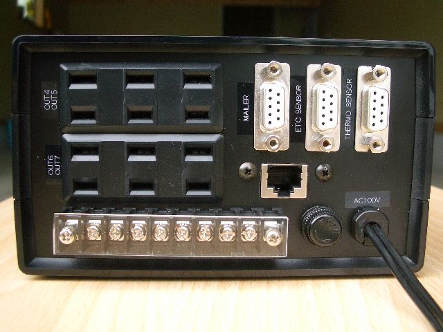 AEC背面（ACアウトレット、AC入力端子、センサー入力端子、LAN端子）