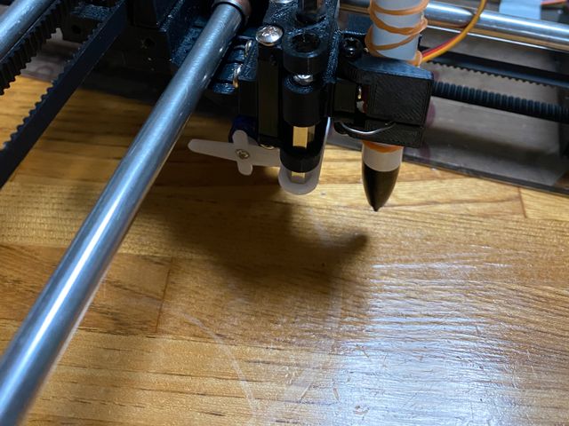 ペン保持部　サーボモータがついています