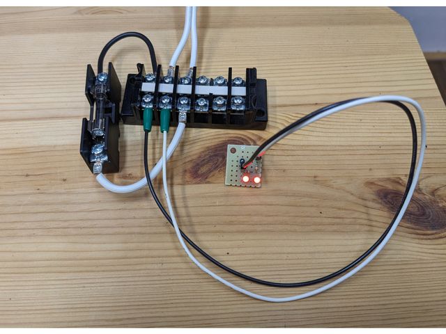 突入電流の検出回路をAC100Vに接続して動作確認する様子