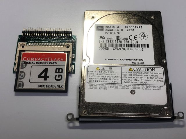 CFカードと2.5インチHDDの大きさを比較