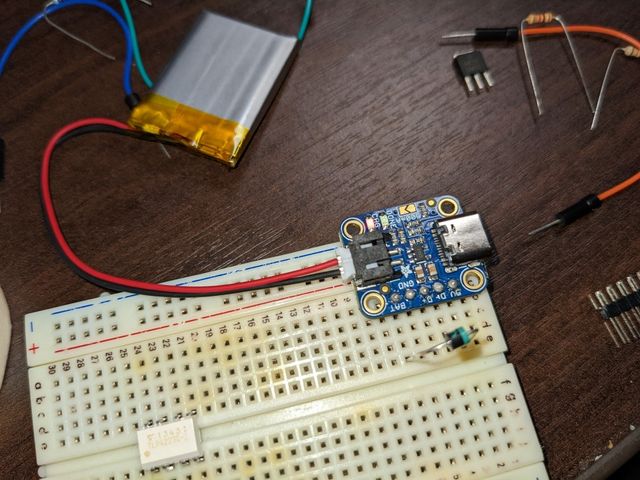 雑に接続してしまった結果リチウムポリマー電池でリチウムポリマー電池を充電してしまっている様子（良い子は真似しないでね！）