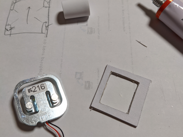ロードセル（左）とスペーサの部品（右）
