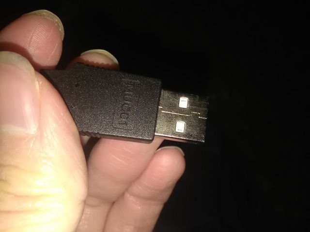 上の写真の左右のどちらかの穴に接続