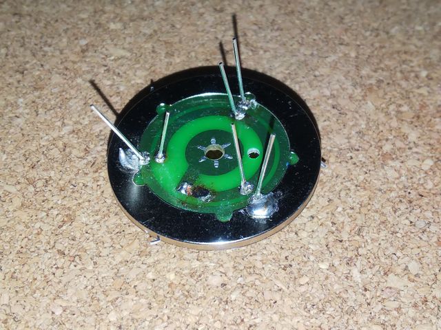 電源端子はホールに差し込む