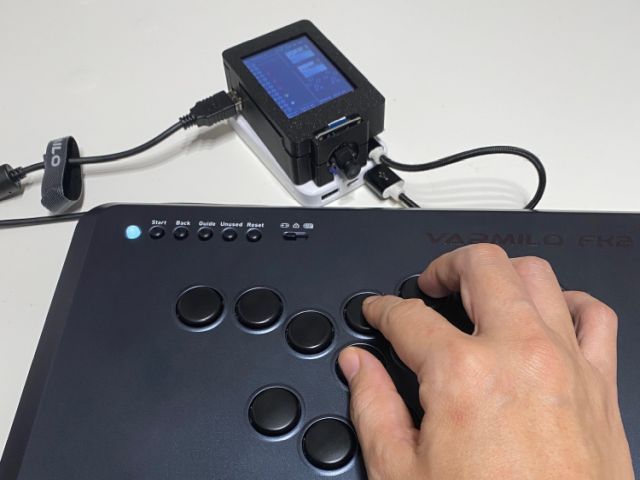 コントローラを接続してコマンド入力を確認している様子