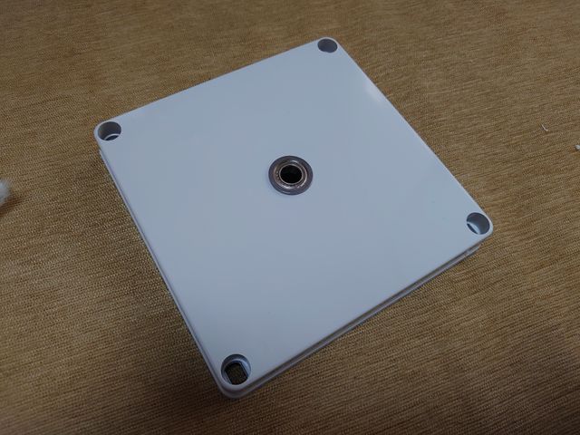 フランジつきベアリングが取り付けられた天板