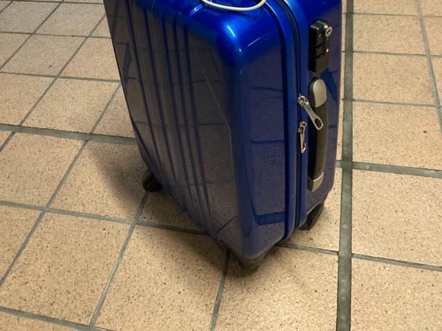 スーツケースに設置した様子