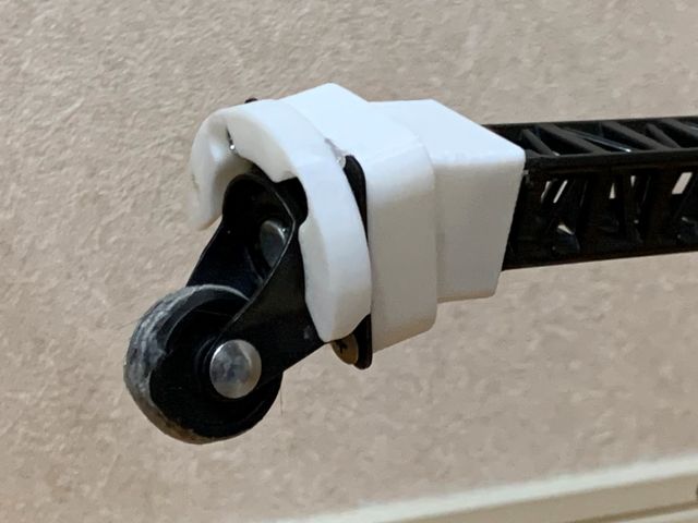 アーム先端のキャスタ車輪