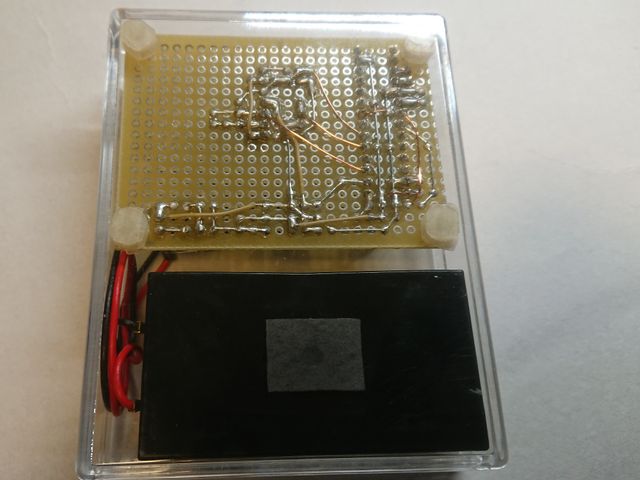 裏、無計画な配線が見えてしまう