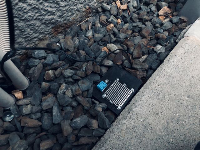 外に設置してみました