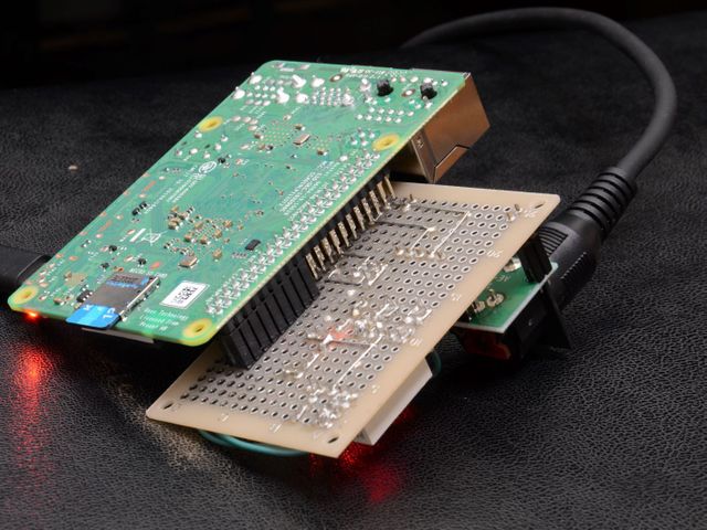 Raspberry Pi と基板の接続を裏から見た様子