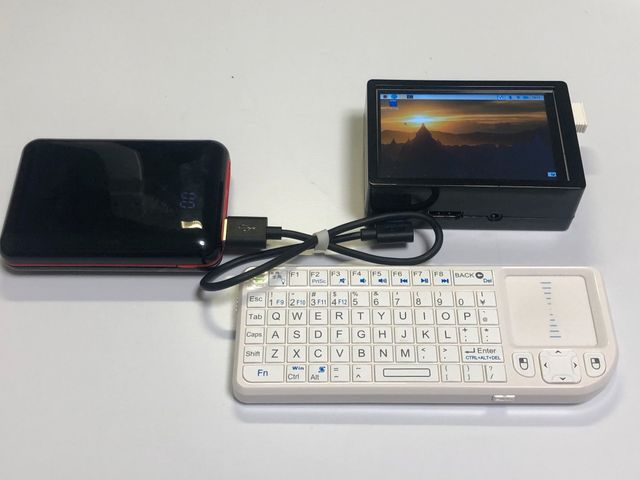 モバイルバッテリー、Raspberry Pi3B+、キーボード